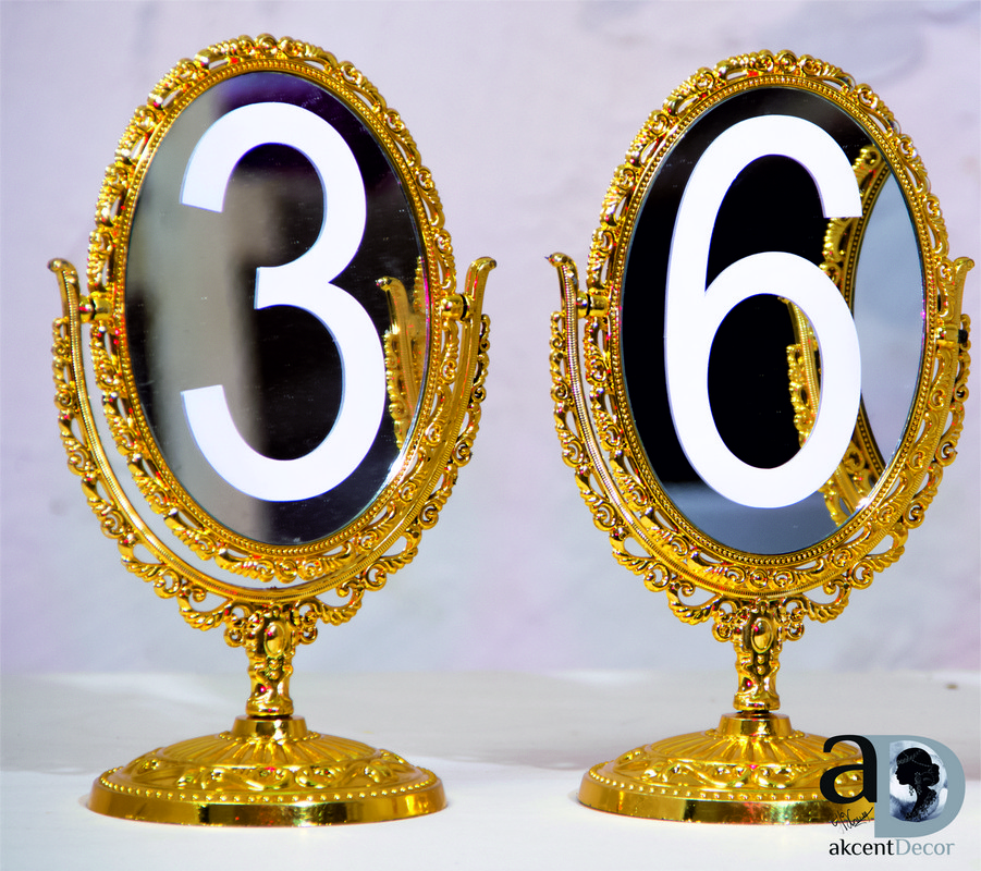 Нумераторы  на зеркале в овальной раме золотого цвета